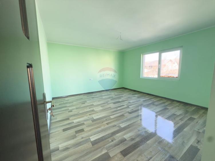 Casă cu 8 camere cu Teren 440 Mp în Central