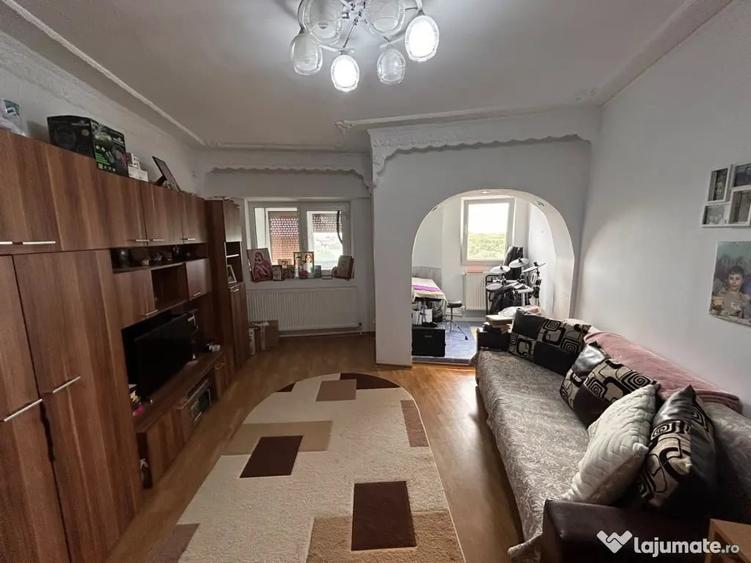 Apartament cu 3 camere decomandat în Central