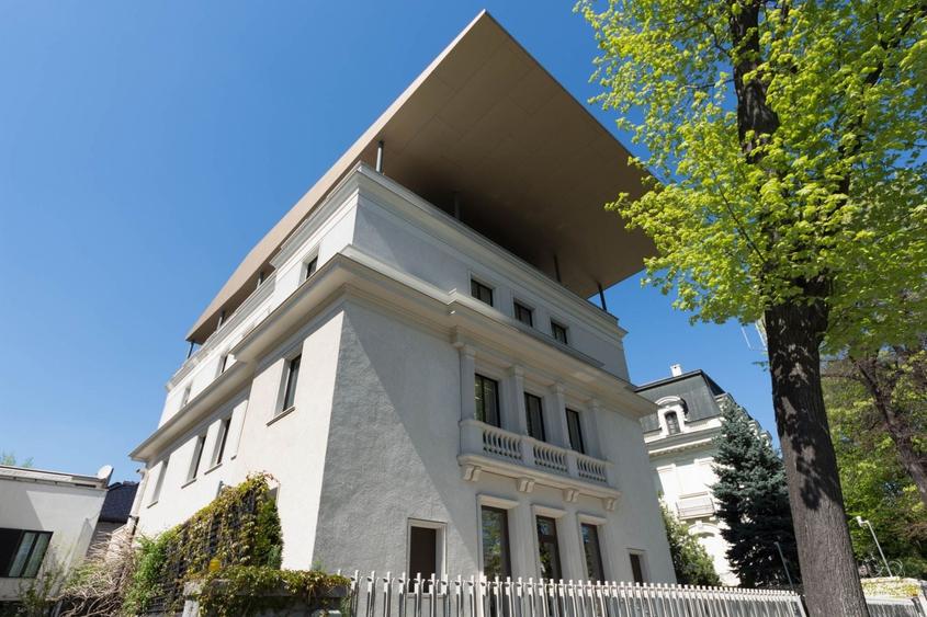 Casă individuală cu 15 camere cu Canalizare în Aviatorilor