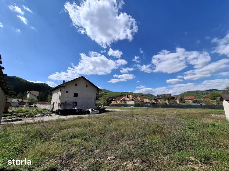 Casă cu 6 camere cu Teren 3329 Mp în Central