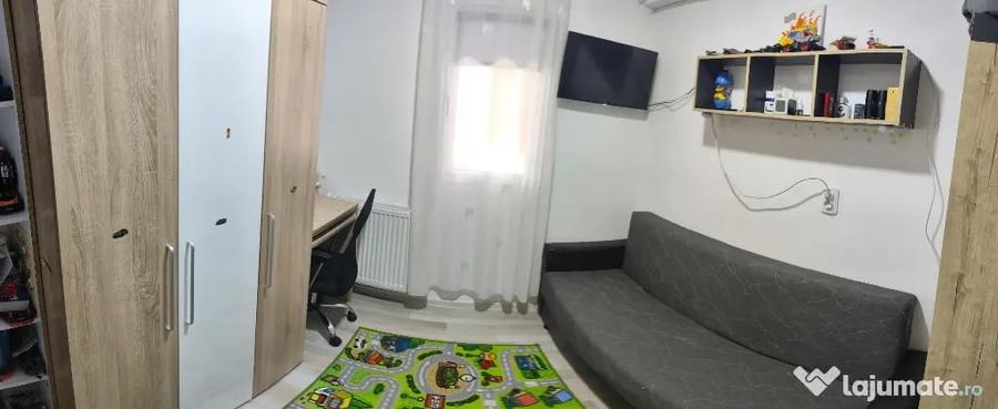 Apartament cu 3 camere semidecomandat în Gara