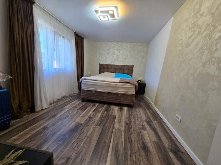 Casă cu 5 camere cu Piscina în 1 Decembrie