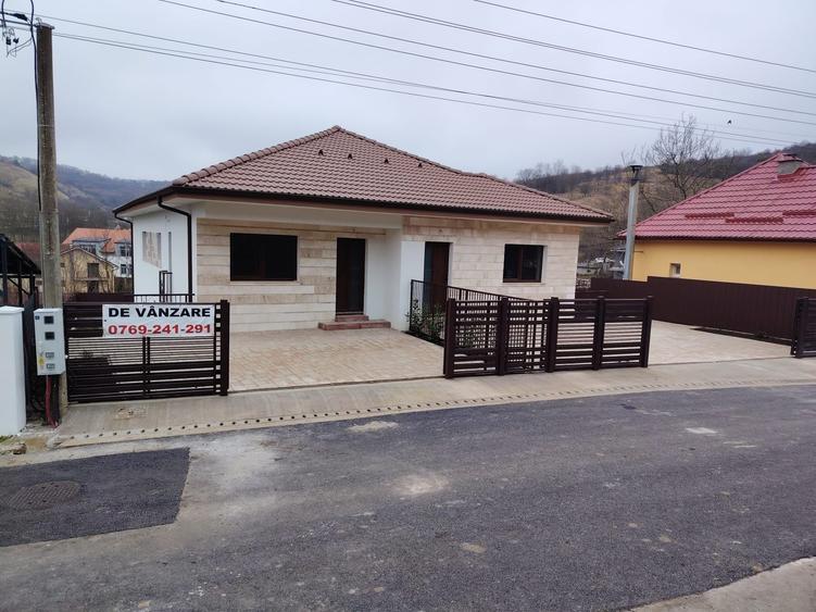Casă cu 3 camere în Tăuți