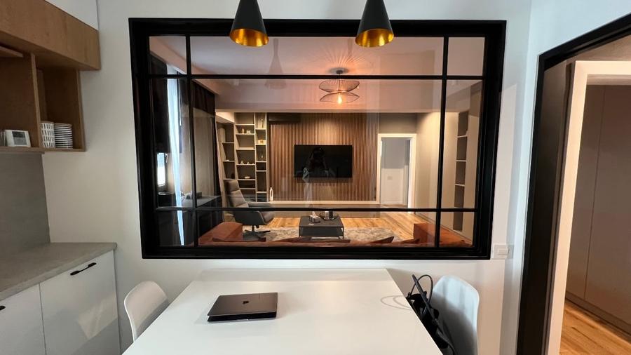Apartament cu 3 camere semidecomandat, mobilat în Calea Călărașilor