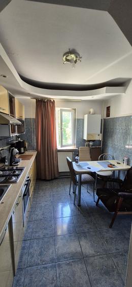 Apartament cu 4 camere decomandat în Trivale