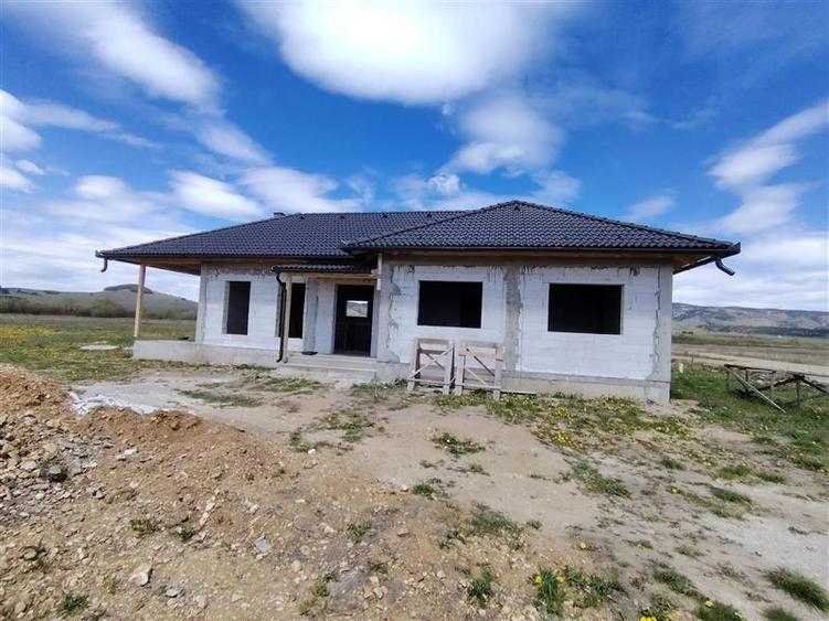 Casă individuală cu 4 camere cu Canalizare în Lăzarea
