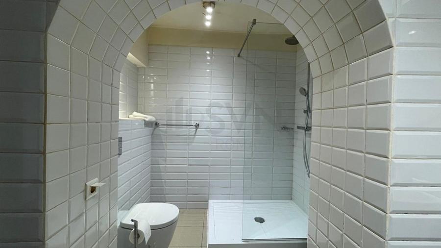 Apartament cu 5 camere semidecomandat, mobilat în Capitale