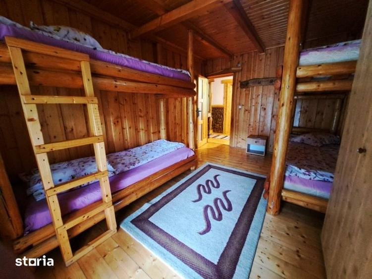 Casă cu 10 camere cu Teren 1500 Mp în Vale