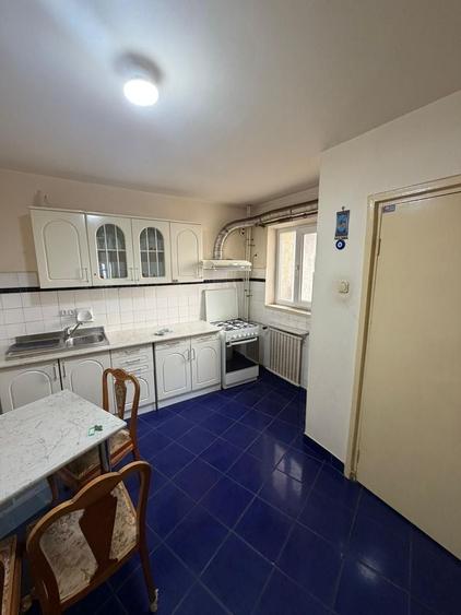 Apartament cu 3 camere semidecomandat, mobilat în Tineretului