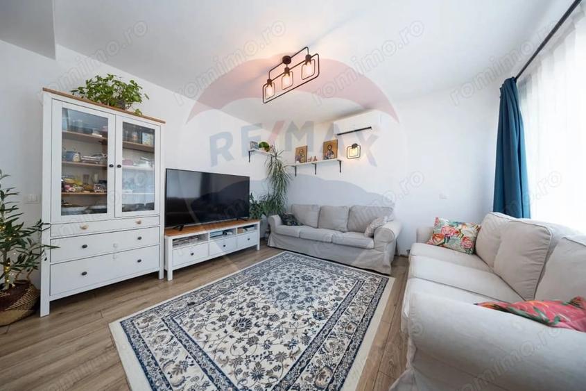 Apartament cu 3 camere semidecomandat în Tractorul