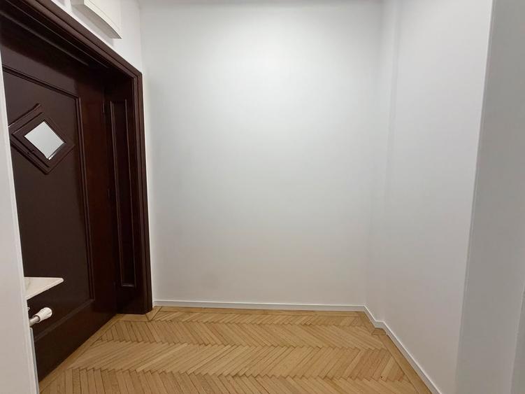 Apartament cu 3 camere semidecomandat în Capitale