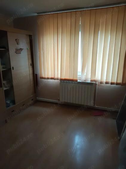 Apartament cu 3 camere decomandat în Far