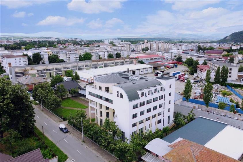 Spațiu comercial, de 2,700 mp, în Est
