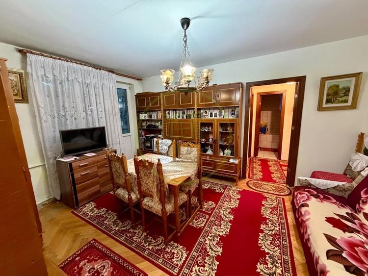 Apartament cu 3 camere semidecomandat, mobilat în Calea Severinului