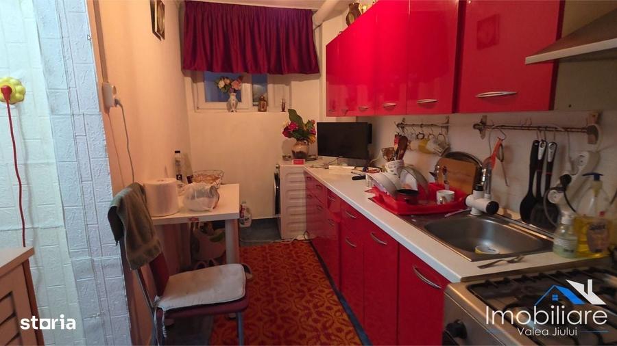 Spațiu comercial, de 51 mp, în Petros