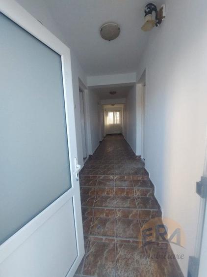 Casă individuală cu 9 camere cu Canalizare în Ineu
