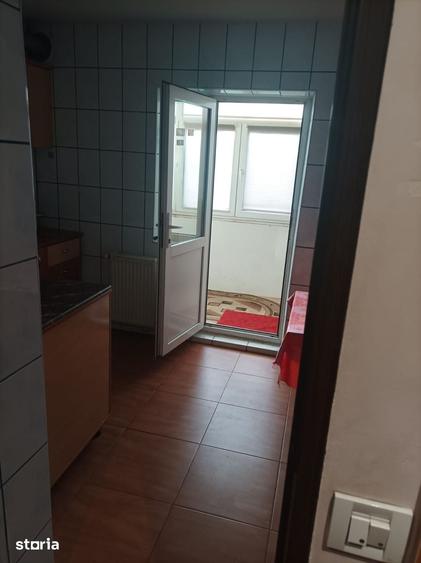 Apartament cu 3 camere decomandat în Nicolina