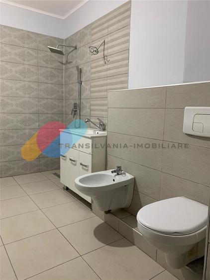 Apartament cu 4 camere semidecomandat în Central