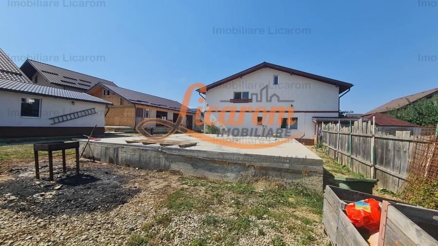Casă individuală cu 8 camere decomandat cu Canalizare în Cristian