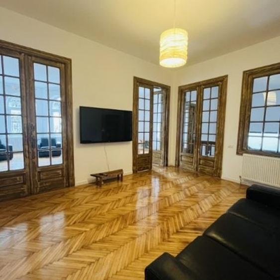 Apartament cu 3 camere semidecomandat, mobilat în Universitate