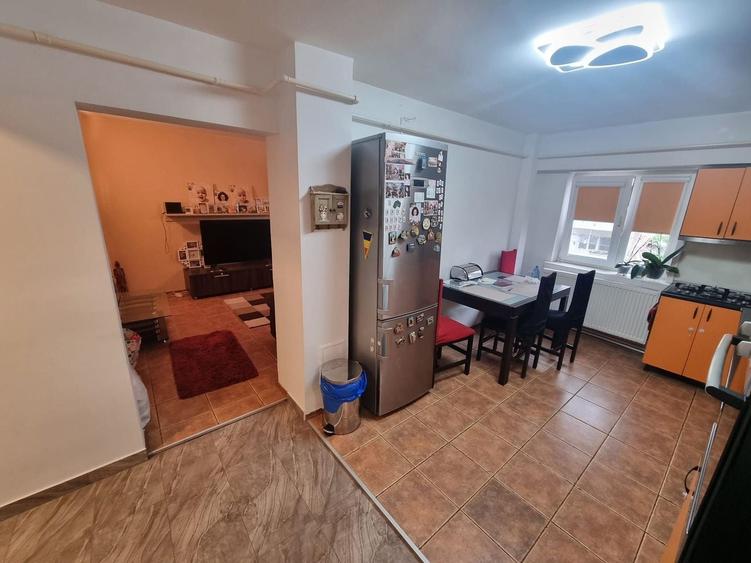 Apartament cu 3 camere decomandat, mobilat în Poarta 6