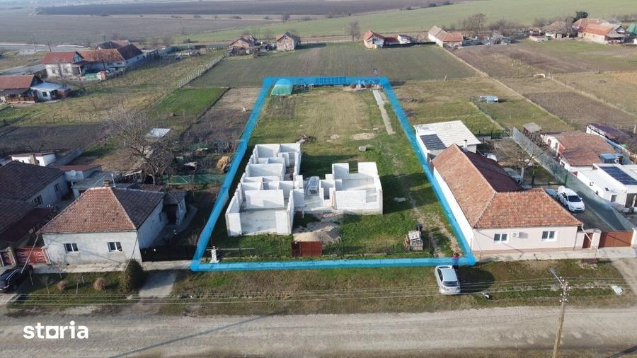 Casă cu 4 camere cu Teren 2653 Mp în Pecica
