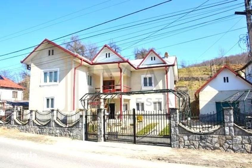 Casă cu 7 camere cu Teren 1020 Mp în Central