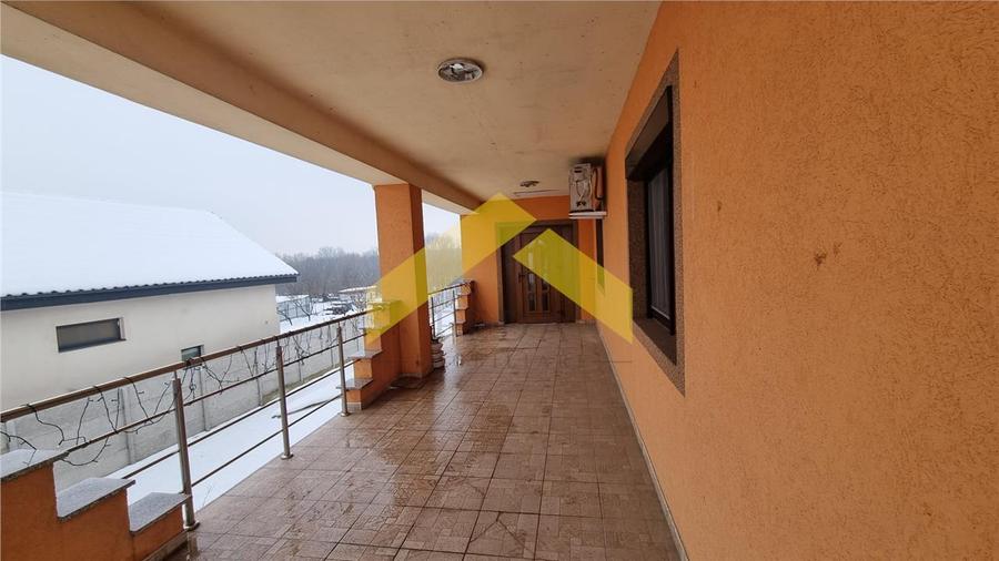 Casă individuală cu 5 camere cu Canalizare în Zădăreni