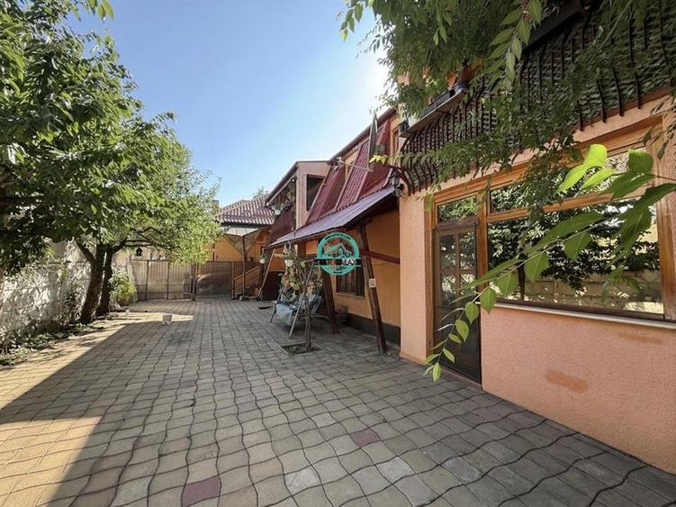 Casă individuală cu 8 camere cu Canalizare în Semicentral