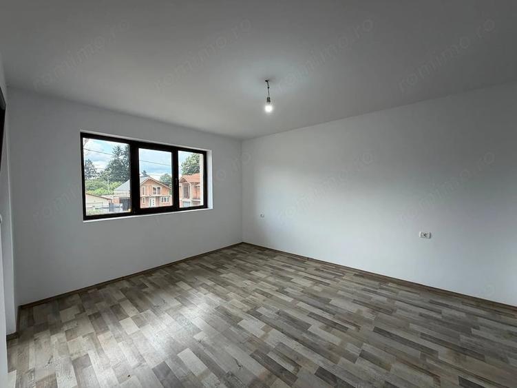 Casă cu Teren 253 Mp în Est