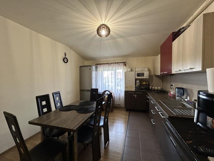 Apartament cu 3 camere decomandat, mobilat în Dâmbovița