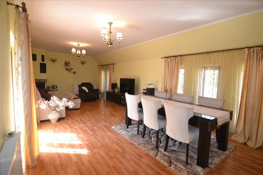 Casă individuală cu 7 camere cu Teren 1723 Mp în Hărman