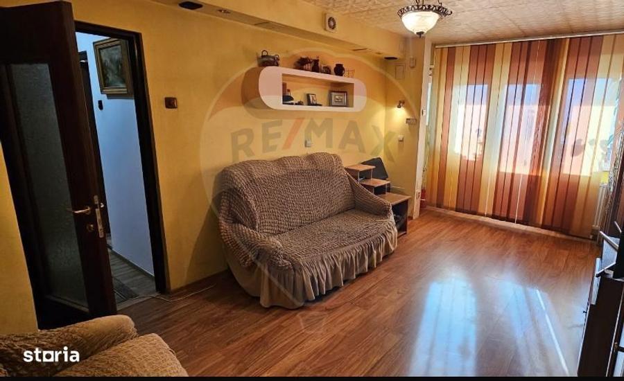 Apartament cu 4 camere decomandat în Coman