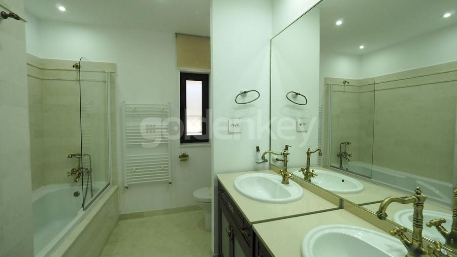 Duplex cu 8 camere cu Canalizare în Iancu Nicolae