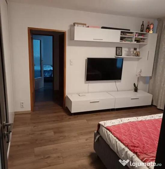 Apartament cu 2 camere semidecomandat în Centrul Civic