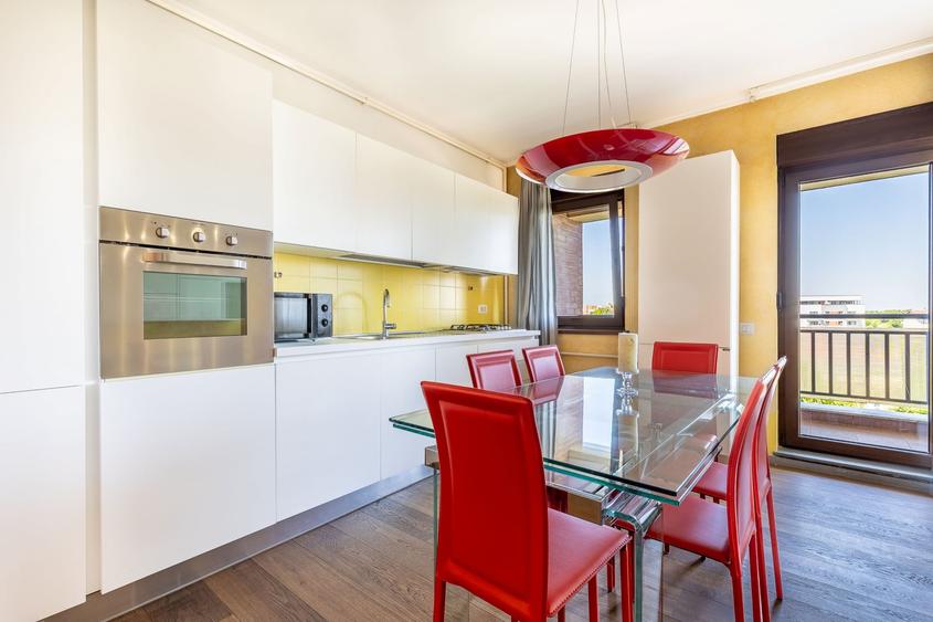 Apartament cu 3 camere semidecomandat, mobilat în Sisești