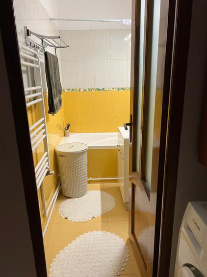 Apartament cu 3 camere semidecomandat în Micro 3