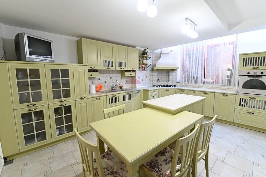 Casă individuală cu 10 camere cu Piscina în Bariera Vâlcii