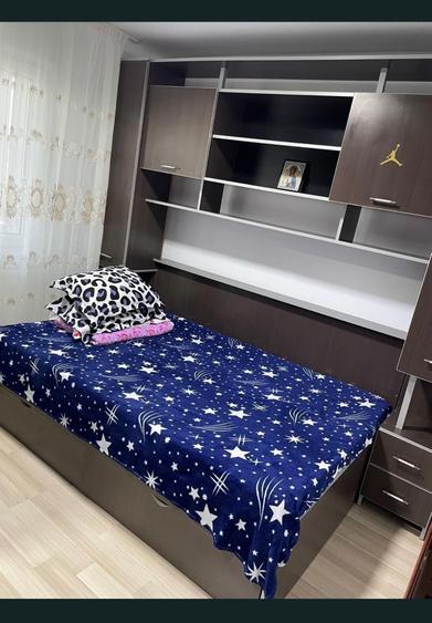 Apartament cu 3 camere semidecomandat în Rahova
