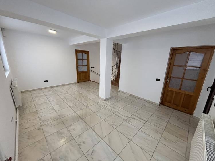 Casă individuală cu 8 camere cu Teren 265 Mp în Brâncoveanu