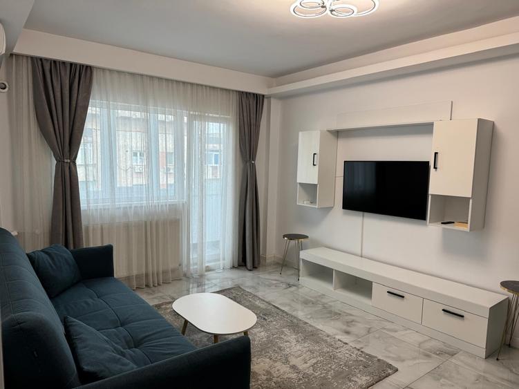 Apartament cu 3 camere decomandat în Tineretului
