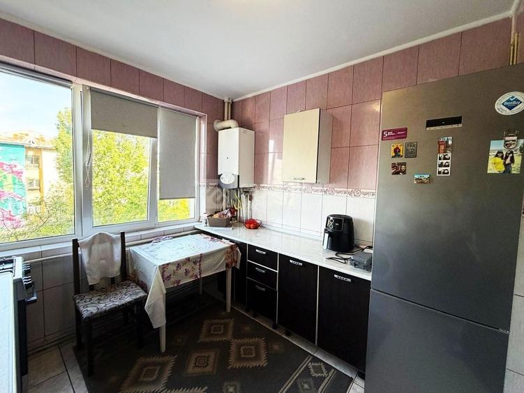 Apartament cu 3 camere decomandat, mobilat în Alexandru cel Bun