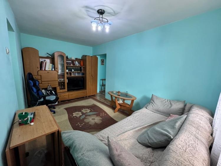 Apartament cu 3 camere semidecomandat, mobilat în Săsar
