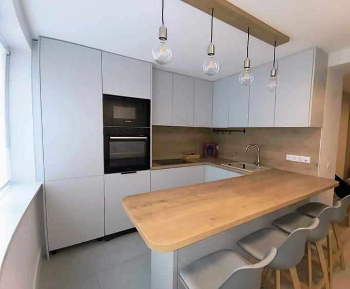 Apartament cu 4 camere decomandat în Central