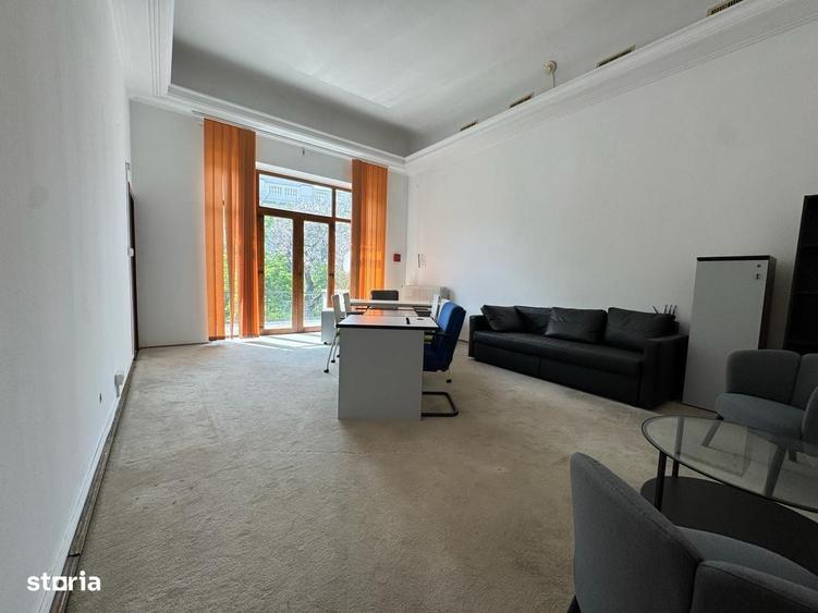 Spațiu comercial, de 3,500 mp, în Romană
