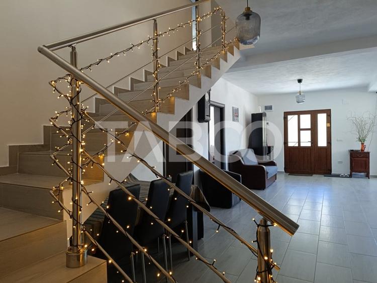 Casă individuală cu 8 camere cu Teren 575 Mp în Porumbacu de Sus