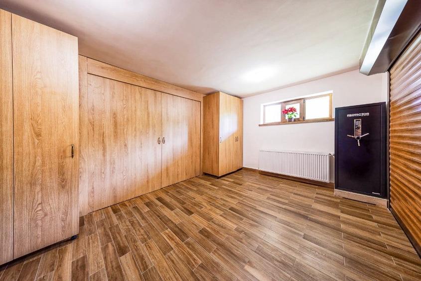 Casă cu 6 camere cu Teren 461 Mp în Central