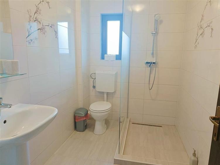 Casă individuală cu 11 camere cu Teren 1300 Mp în Bran