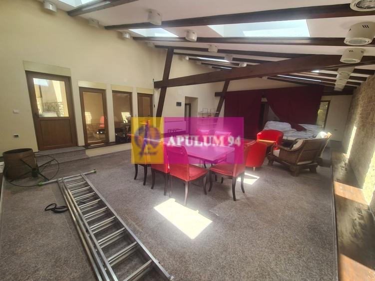 Casă individuală cu 9 camere cu Canalizare în Cioplea