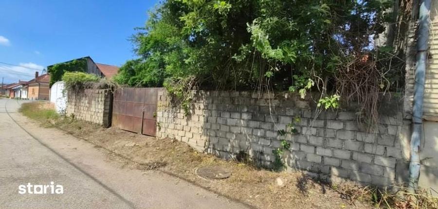 Casă cu 4 camere cu Teren 700 Mp în Bozovici